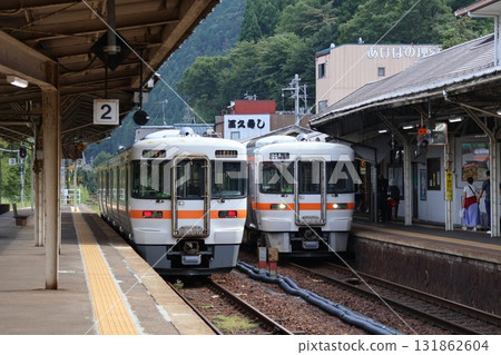JR高山本線列車停靠下呂站 131862604