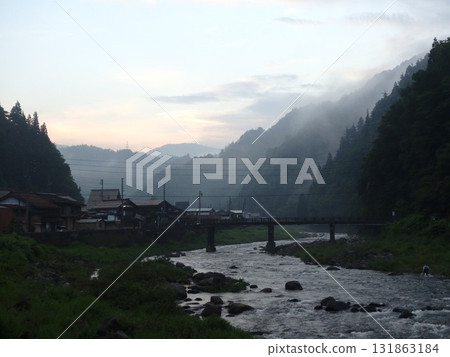 一條清澈的小溪流經長良川上游寧靜的山村 一條清澈的小溪流經長良川上游寧靜的山村 131863184