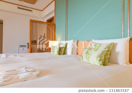 Relaxing hotel room with twin beds and tropical hibiscus patterned fabric (Miyakojima City, Okinawa Prefecture) 131863587