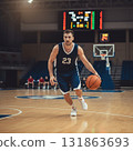 籃球運動員運球 131863693
