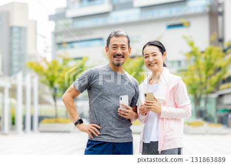 高級夫妻散步 131863889