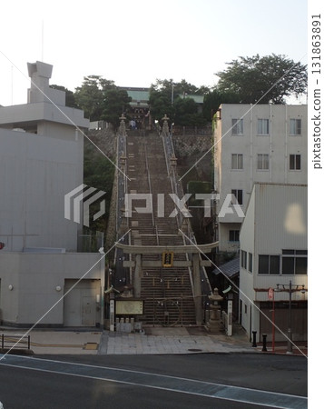 大歲神社位於山口縣下關市站附近的一座小山丘上,是源義經在源平之戰中祈禱勝利的神社。 大歲神社位於山口縣下關市站附近的一座小山丘上,是源義經在源平之戰中祈禱勝利的神社。 131863891