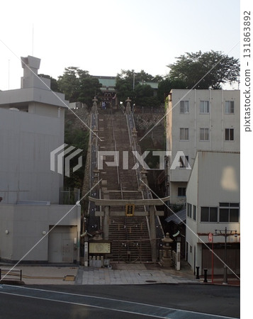 大歲神社位於山口縣下關市站附近的一座小山丘上，是源義經在源平之戰中祈禱勝利的神社。 131863892