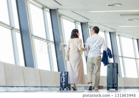 享受旅行的老年男女 131863948