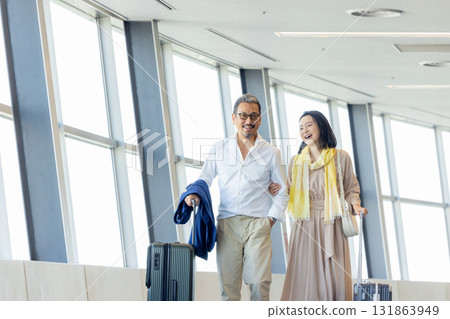 享受旅行的老年男女 131863949