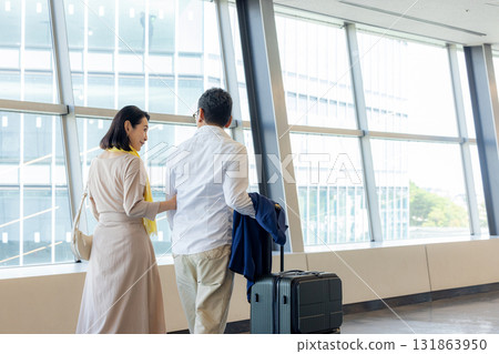 享受旅行的老年男女 131863950