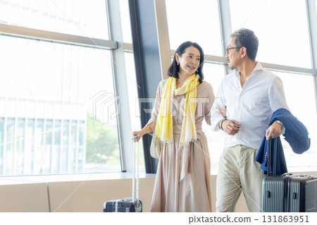 享受旅行的老年男女 131863951