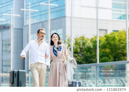 Men and women traveling 131863974