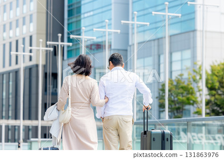 Men and women traveling 131863976