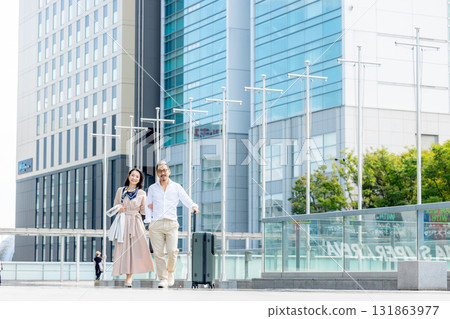 Men and women traveling 131863977