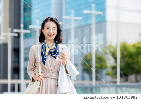 在城市中行走的老年婦女 131863982