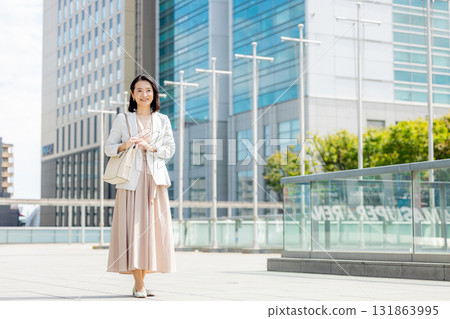 走在辦公室的女實業家 131863995