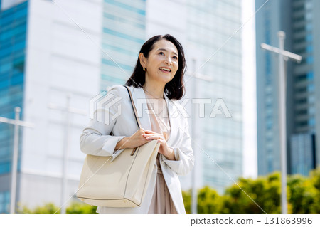 走在辦公室的女實業家 131863996