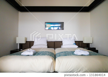 舒適寧靜的飯店客房，配有兩張單人床，配有優雅的熱帶植物圖案（沖繩縣宮古島市） 131864014