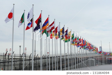 2025年大阪關西世博會：大門前的各國國旗 131864094