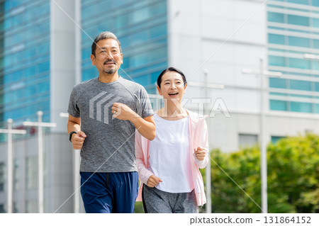 高級夫婦慢跑 131864152