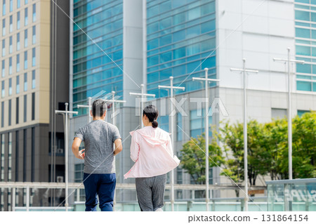 Senior couple jogging 131864154