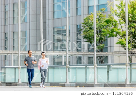 高級夫婦慢跑 131864156