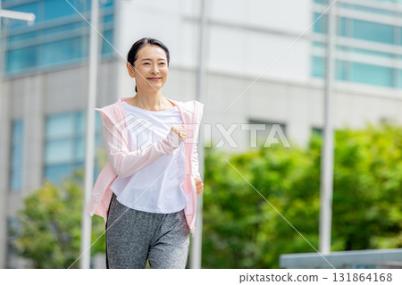 老年男女走路 131864168