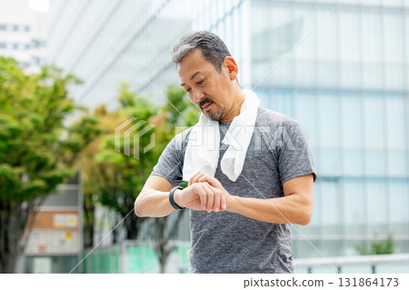 Senior man managing his health with an app Senior man managing his health with an app 131864173