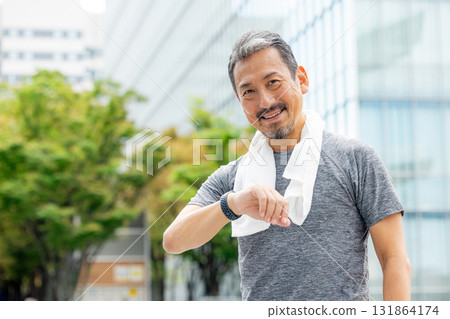 老人用應用程式管理自己的健康 131864174