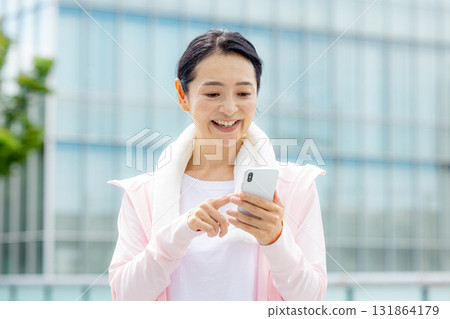 Smiling woman holding a smartphone 131864179