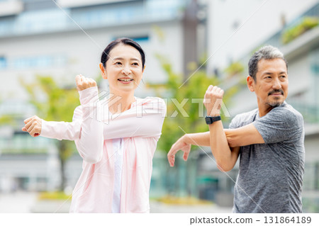 高級夫妻散步 131864189