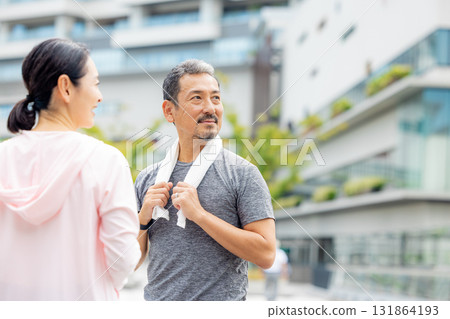 高級夫妻散步 131864193