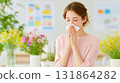 花粉症季節，一名婦女在辦公室打噴嚏和擤鼻涕 131864282