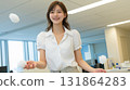 一名女員工在工作時忘乎所以，玩弄捲起的紙巾 131864283