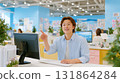 年輕男員工在明亮的辦公室透過手勢分享想法 131864284