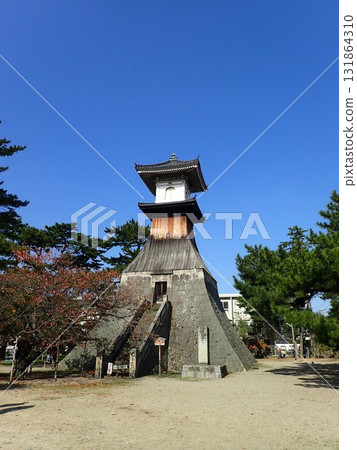 The tall lantern in Kotohira Town is the tallest wooden lantern in Japan, built by sugar merchants in eastern Sanuki with money raised during the Edo period. The tall lantern in Kotohira Town is the tallest wooden lantern in Japan, built by sugar merchants in eastern Sanuki with money raised during the Edo period. 131864310