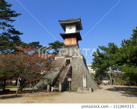 The tall lantern in Kotohira Town is the tallest wooden lantern in Japan, built by sugar merchants in eastern Sanuki with money raised during the Edo period. 131864315
