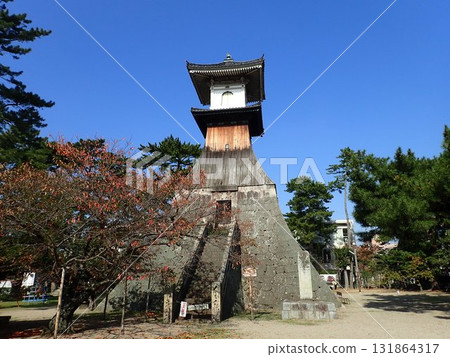 The tall lantern in Kotohira Town is the tallest wooden lantern in Japan, built by sugar merchants in eastern Sanuki with money raised during the Edo period. The tall lantern in Kotohira Town is the tallest wooden lantern in Japan, built by sugar merchants in eastern Sanuki with money raised during the Edo period. 131864317