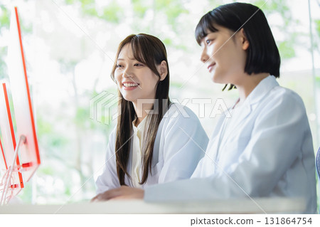 在辦公室工作的商務人士 131864754