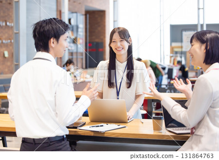 商務人士在辦公室開會 131864763