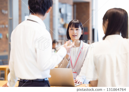 在辦公室工作的商務人士 131864764