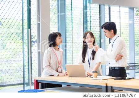 男人和女人在辦公室開會 131864767