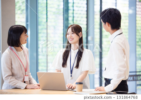 男女在辦公室開會的商業形象 131864768