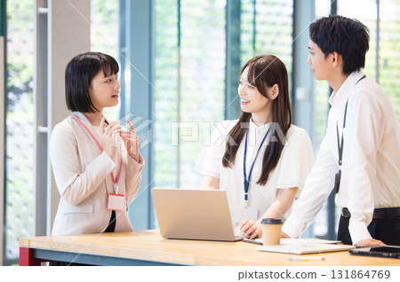 Business image of men and women meeting in the office 131864769