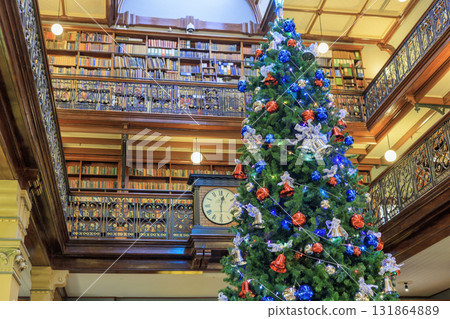 圖書館裡的聖誕樹和精美的書籍 圖書館裡的聖誕樹和精美的書籍 131864889