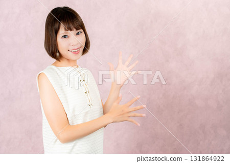 一位女士張開雙手歡呼 131864922