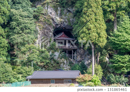 日本鳥取縣若狹町的一座洞穴寺廟 日本鳥取縣若狹町的一座洞穴寺廟 131865461