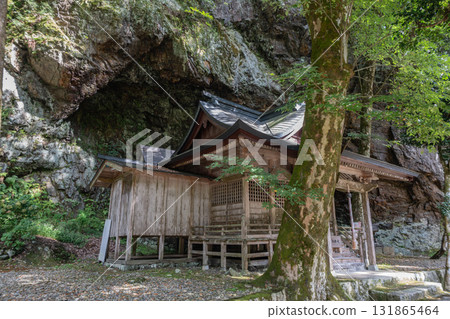 A cave-covered temple in Wakasa Town, Tottori Prefecture, Japan A cave-covered temple in Wakasa Town, Tottori Prefecture, Japan 131865464