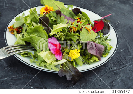 Fresh garden salad with vibrant flowers 131865477