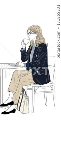 一位身穿西裝外套的女士在咖啡館喝咖啡 131865831