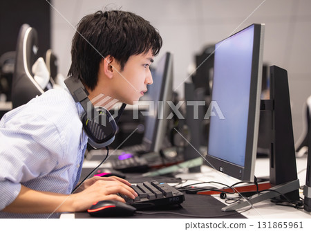 A man who operates a personal computer 131865961