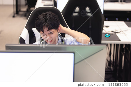 男人帶著悲傷的表情 131865963