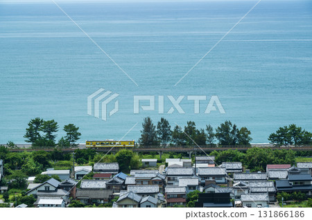 一列火車穿過一座海景小鎮 131866186