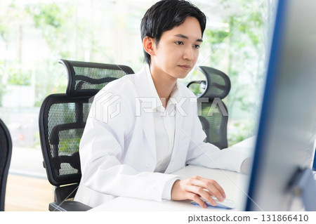 一個在個人電腦上工作的人 131866410